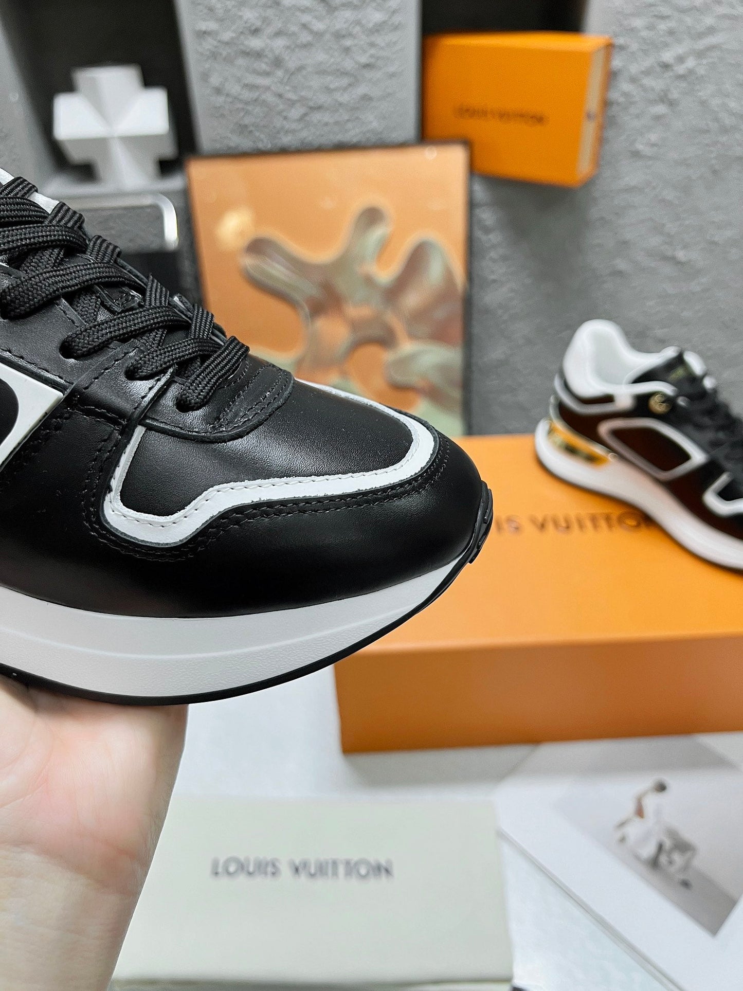 LV WOMEN SNEAKER IN BLACK CALFSKIN - 35