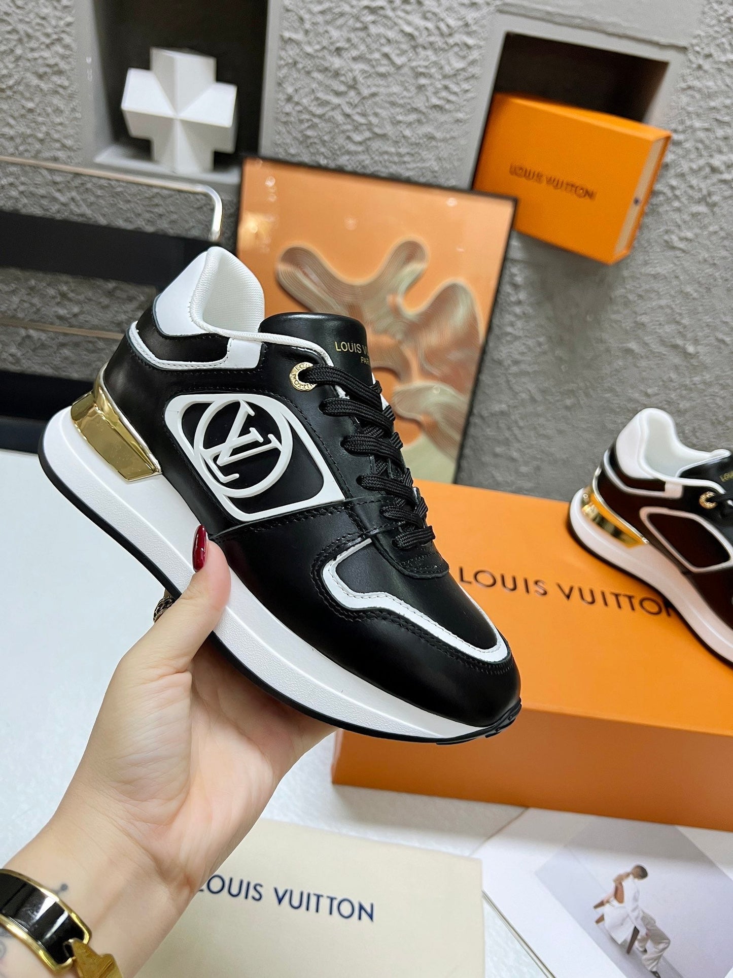 LV WOMEN SNEAKER IN BLACK CALFSKIN - 35