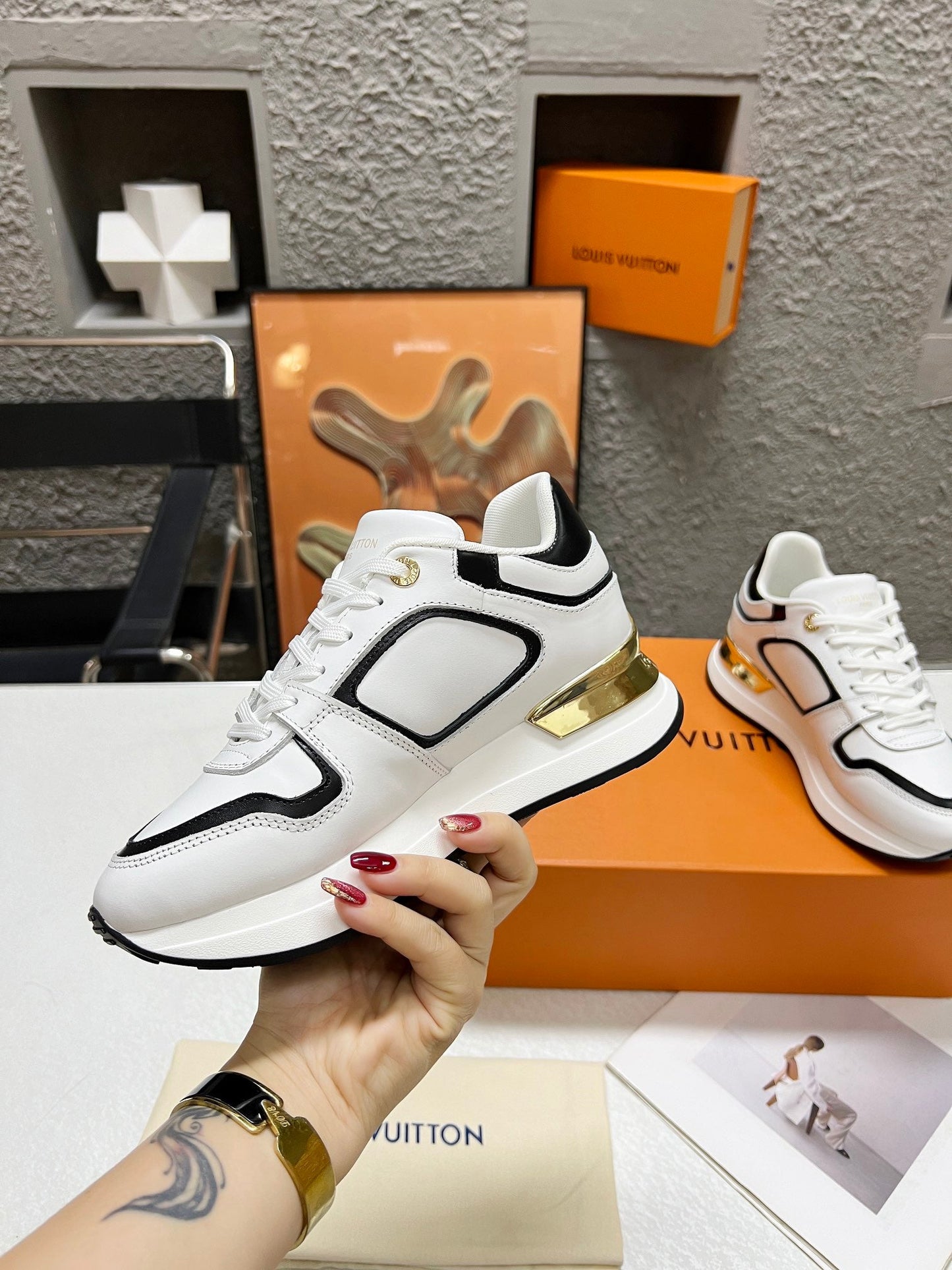 LV WOMEN SNEAKER IN WHITE MIX BLACK CALFSKIN - 35