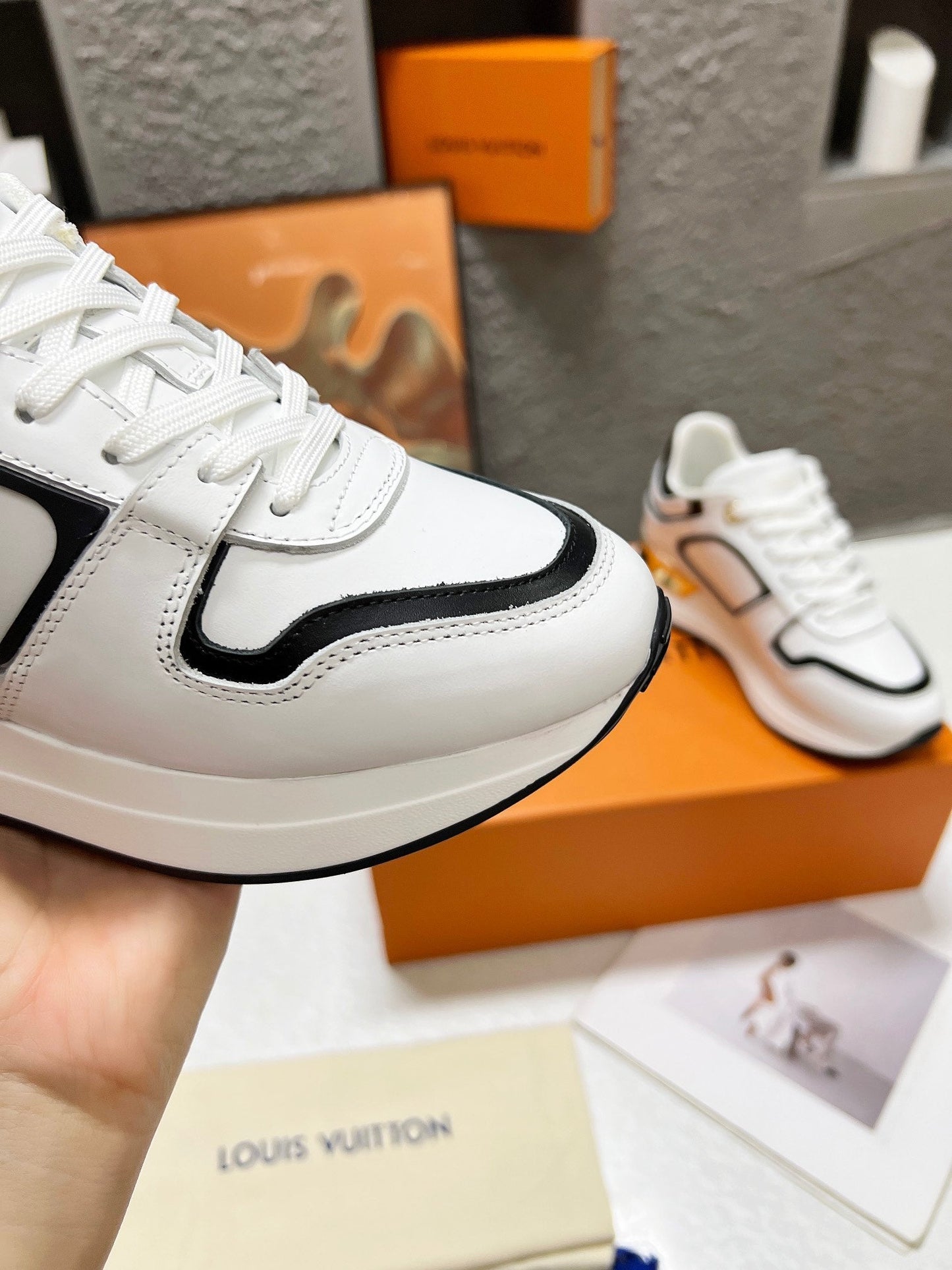 LV WOMEN SNEAKER IN WHITE MIX BLACK CALFSKIN - 35