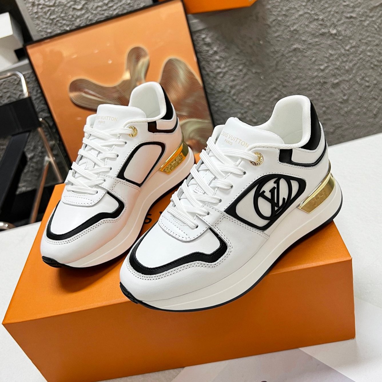 LV WOMEN SNEAKER IN WHITE MIX BLACK CALFSKIN - 35