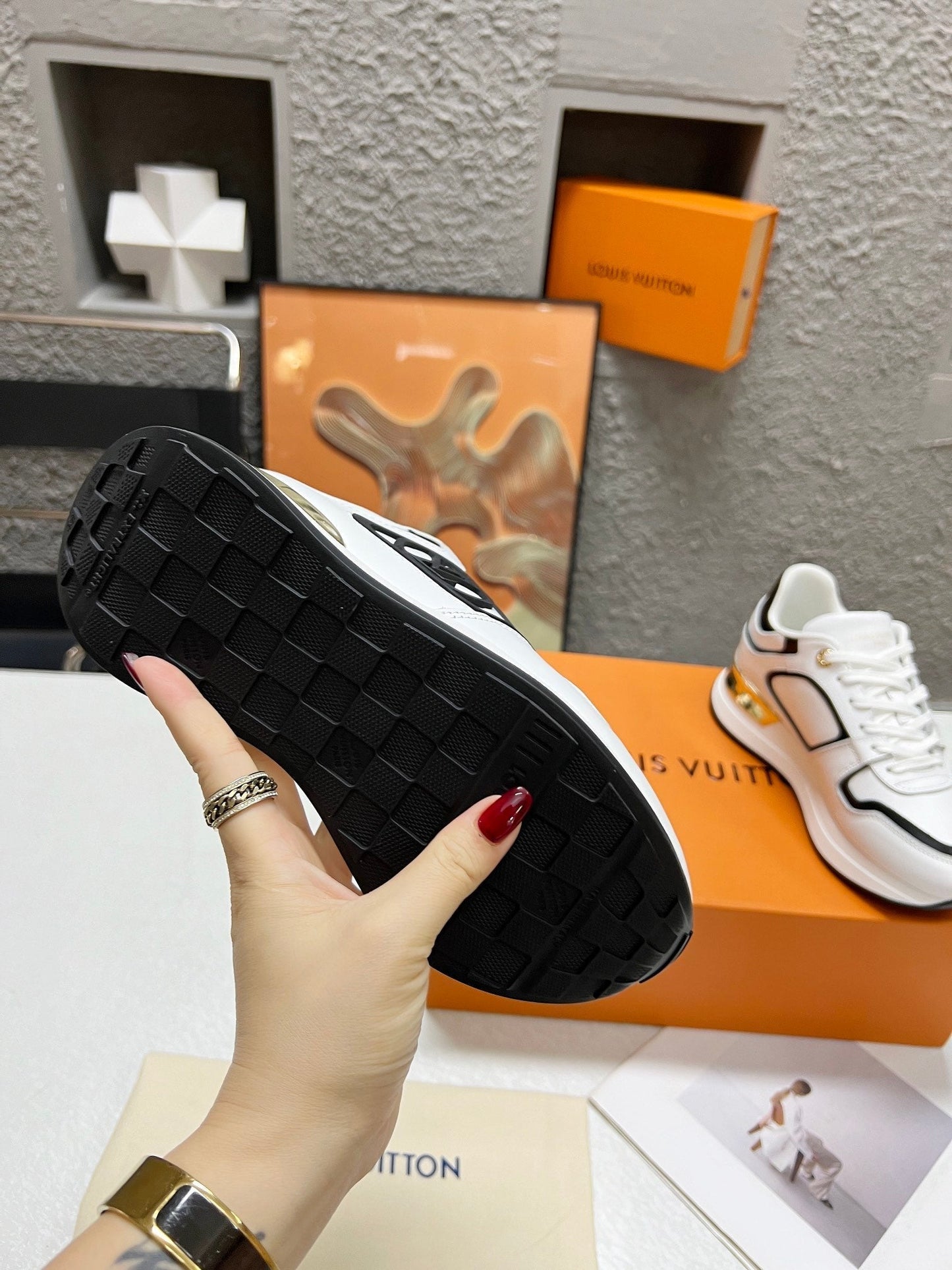 LV WOMEN SNEAKER IN WHITE MIX BLACK CALFSKIN - 35