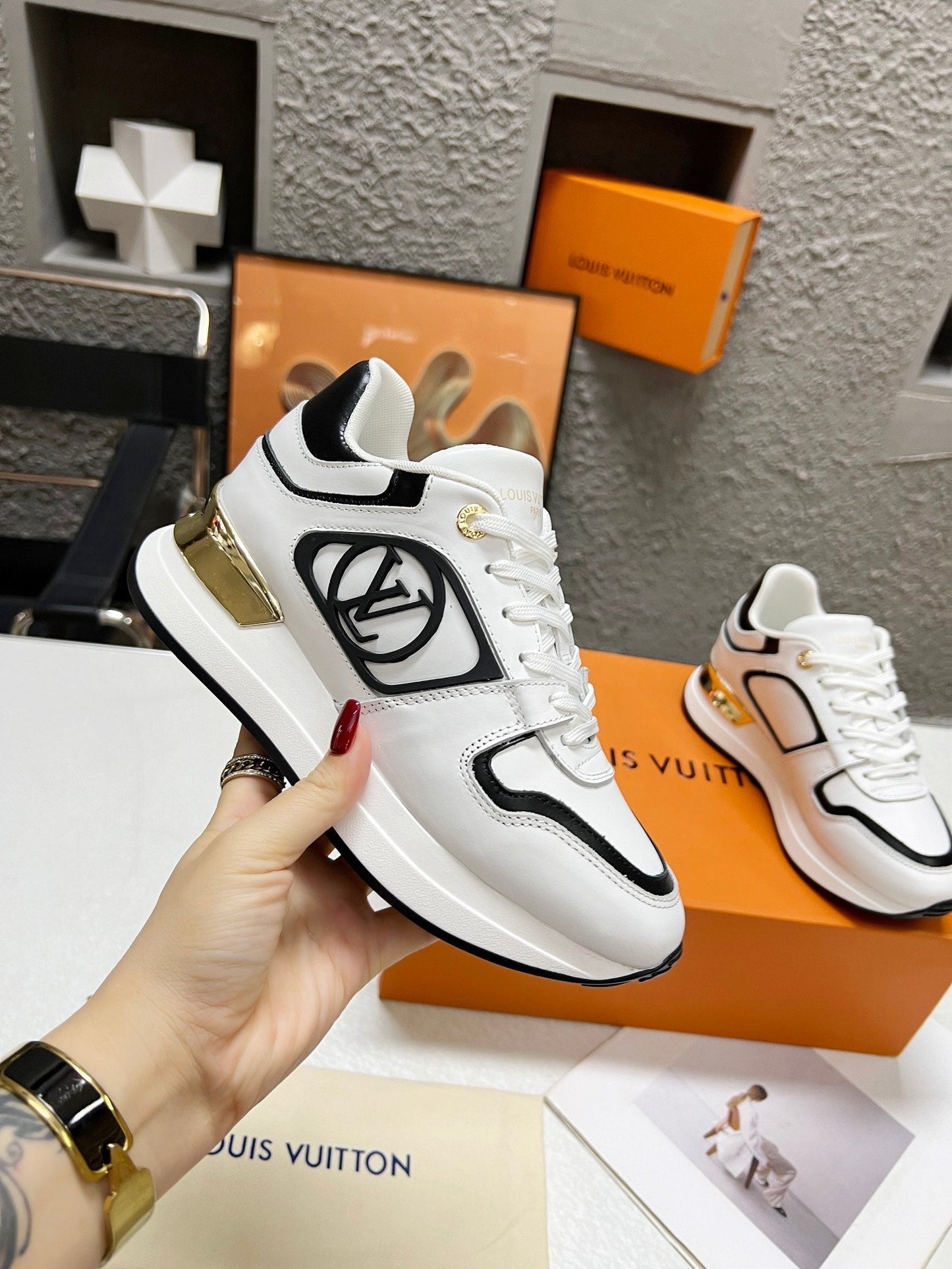 LV WOMEN SNEAKER IN WHITE MIX BLACK CALFSKIN - 35