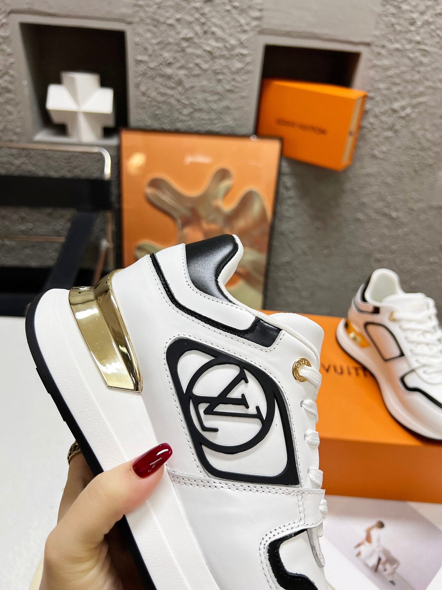LV WOMEN SNEAKER IN WHITE MIX BLACK CALFSKIN - 35