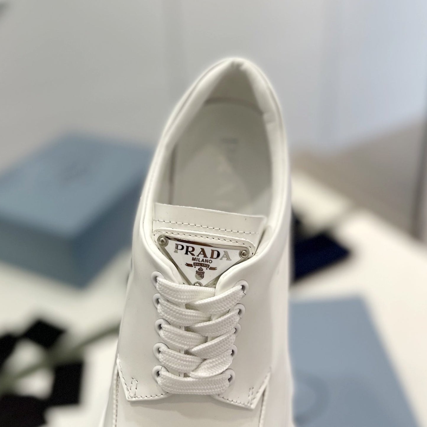 MONOLITH LACE-UP LOAFER IN WHITE CALFSKIN ATTACHED TRIANGLE LOGO - 35