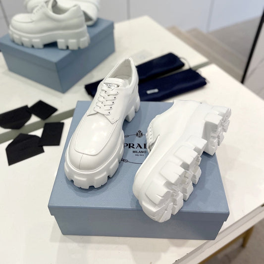 MONOLITH LACE-UP LOAFER IN WHITE CALFSKIN ATTACHED TRIANGLE LOGO - 35