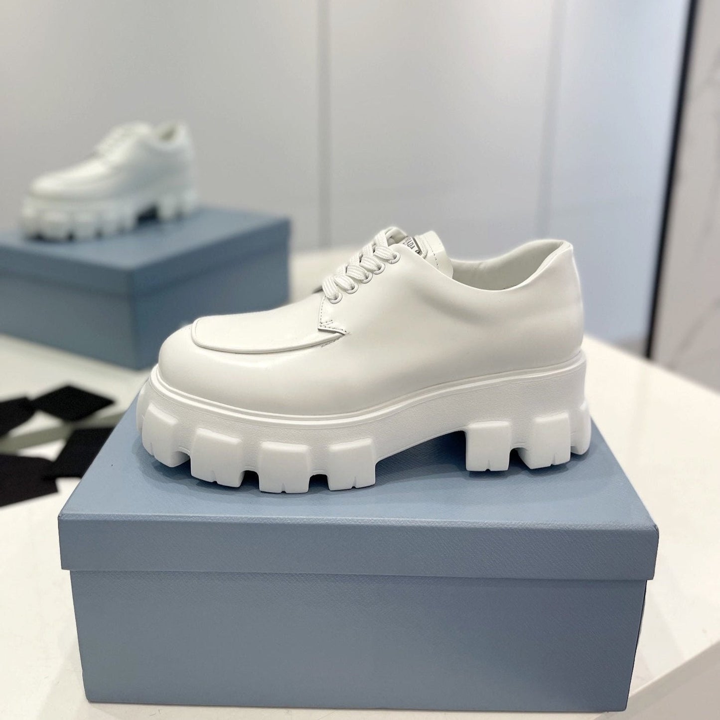 MONOLITH LACE-UP LOAFER IN WHITE CALFSKIN ATTACHED TRIANGLE LOGO - 35