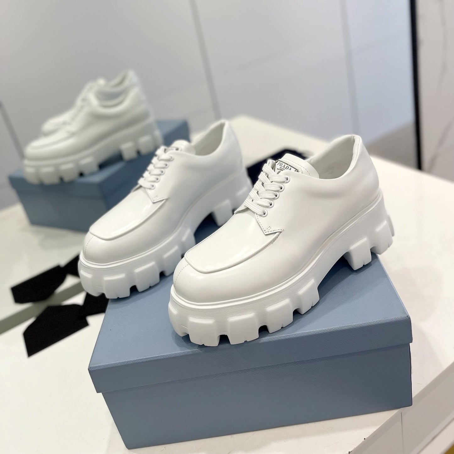 MONOLITH LACE-UP LOAFER IN WHITE CALFSKIN ATTACHED TRIANGLE LOGO - 35