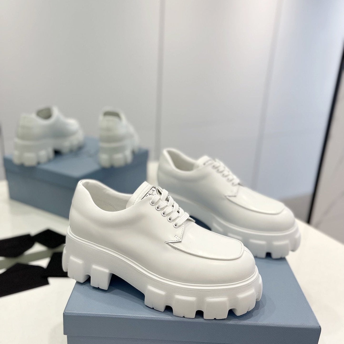 MONOLITH LACE-UP LOAFER IN WHITE CALFSKIN ATTACHED TRIANGLE LOGO - 35