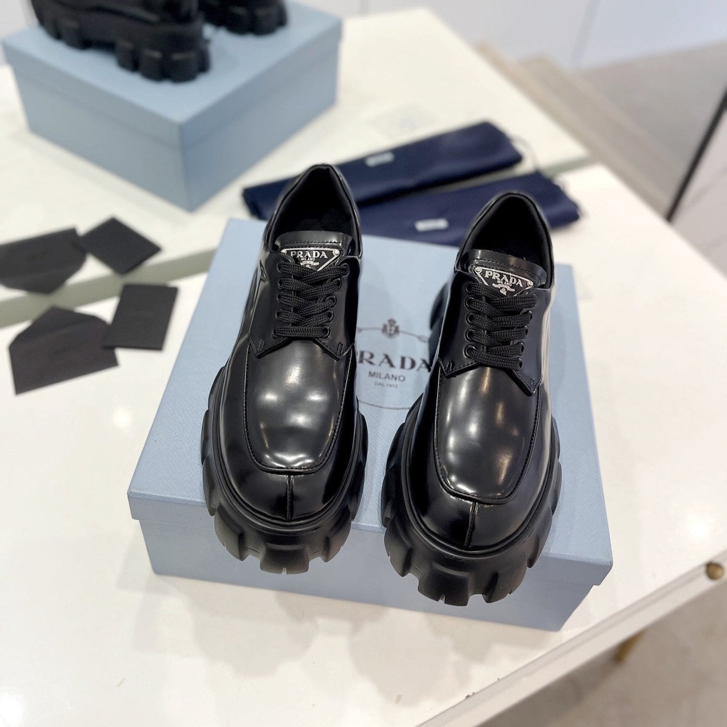 MONOLITH LACE-UP LOAFER IN BLACK CALFSKIN ATTACHED TRIANGLE LOGO - 35