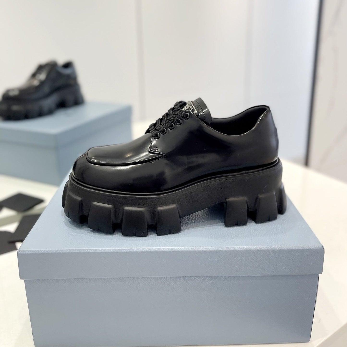 MONOLITH LACE-UP LOAFER IN BLACK CALFSKIN ATTACHED TRIANGLE LOGO - 35