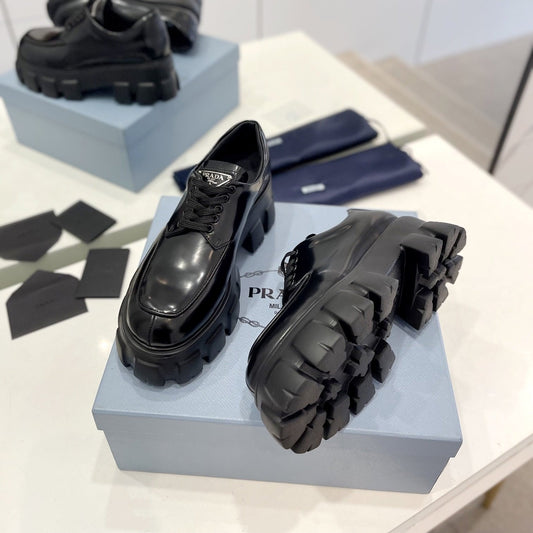 MONOLITH LACE-UP LOAFER IN BLACK CALFSKIN ATTACHED TRIANGLE LOGO - 35