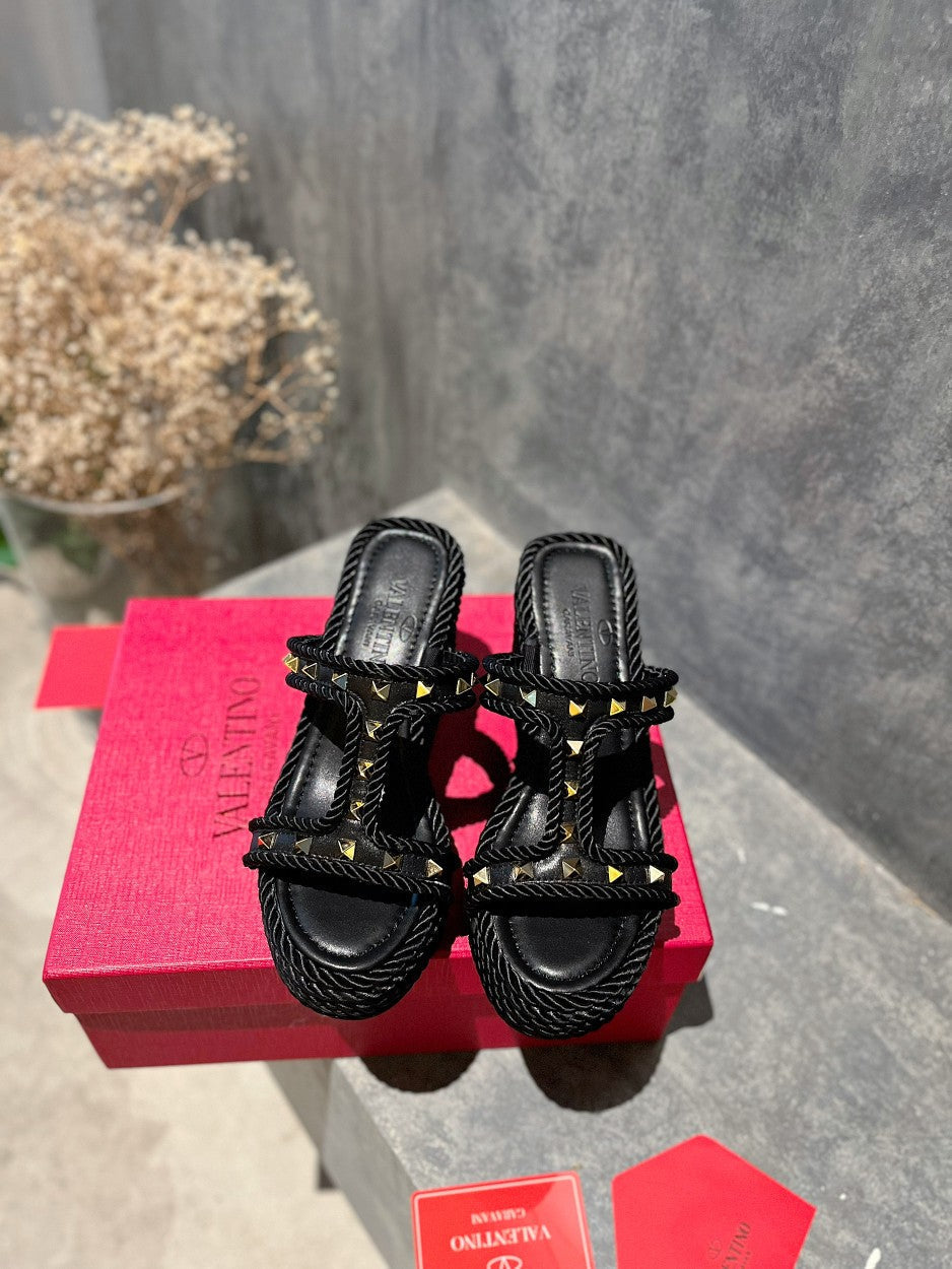 ROCKSTUD LAMINATED NAPPA WEDGE SANDAL 100 MM BLACK - 35