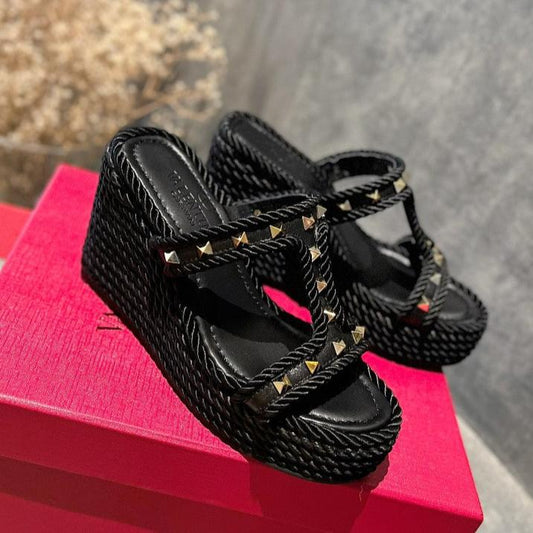 ROCKSTUD LAMINATED NAPPA WEDGE SANDAL 100 MM BLACK - 35