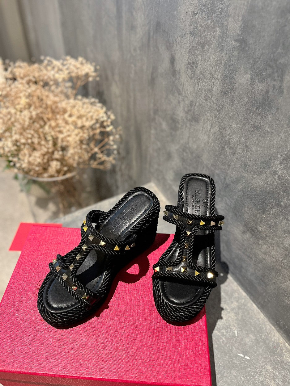 ROCKSTUD LAMINATED NAPPA WEDGE SANDAL 100 MM BLACK - 35