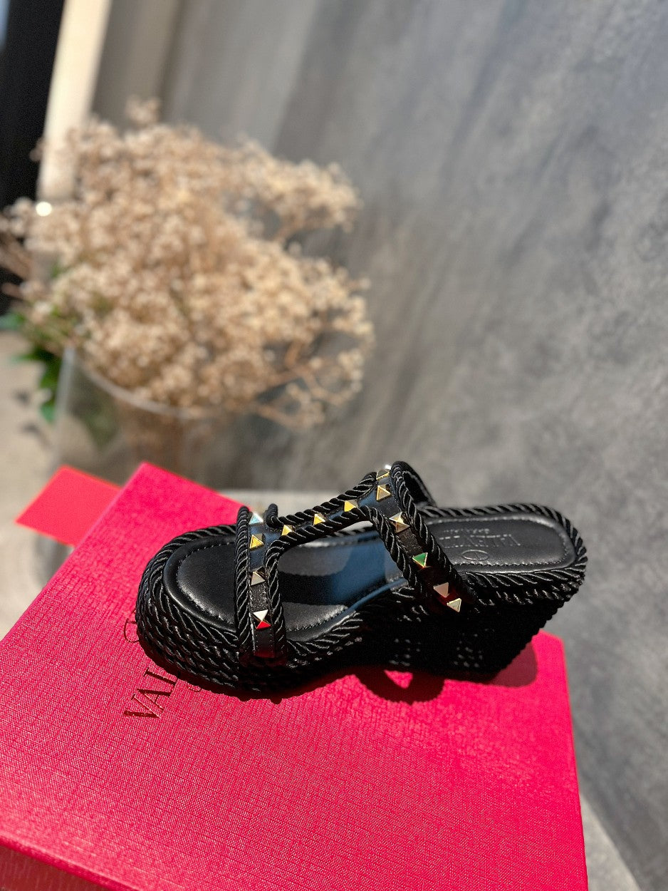 ROCKSTUD LAMINATED NAPPA WEDGE SANDAL 100 MM BLACK - 35