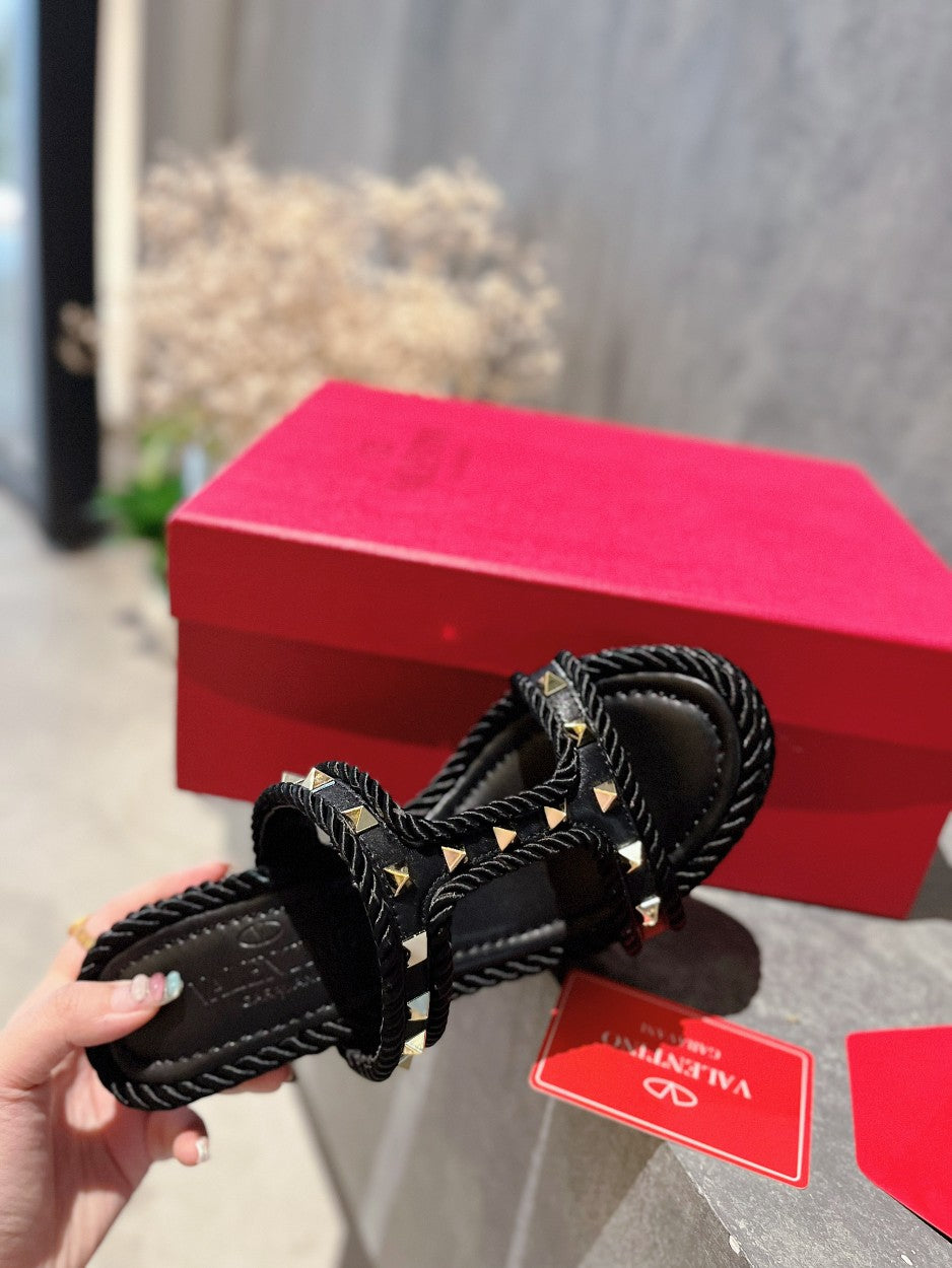 ROCKSTUD LAMINATED NAPPA WEDGE SANDAL 100 MM BLACK - 35