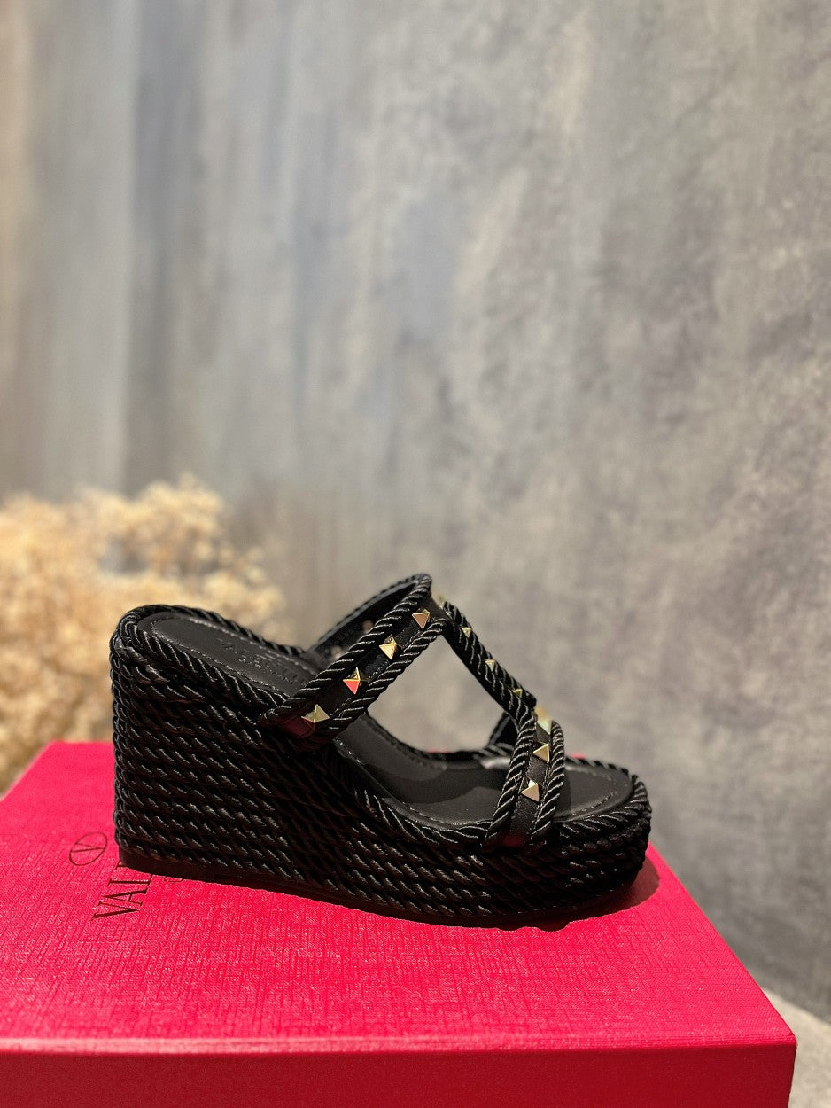 ROCKSTUD LAMINATED NAPPA WEDGE SANDAL 100 MM BLACK - 35