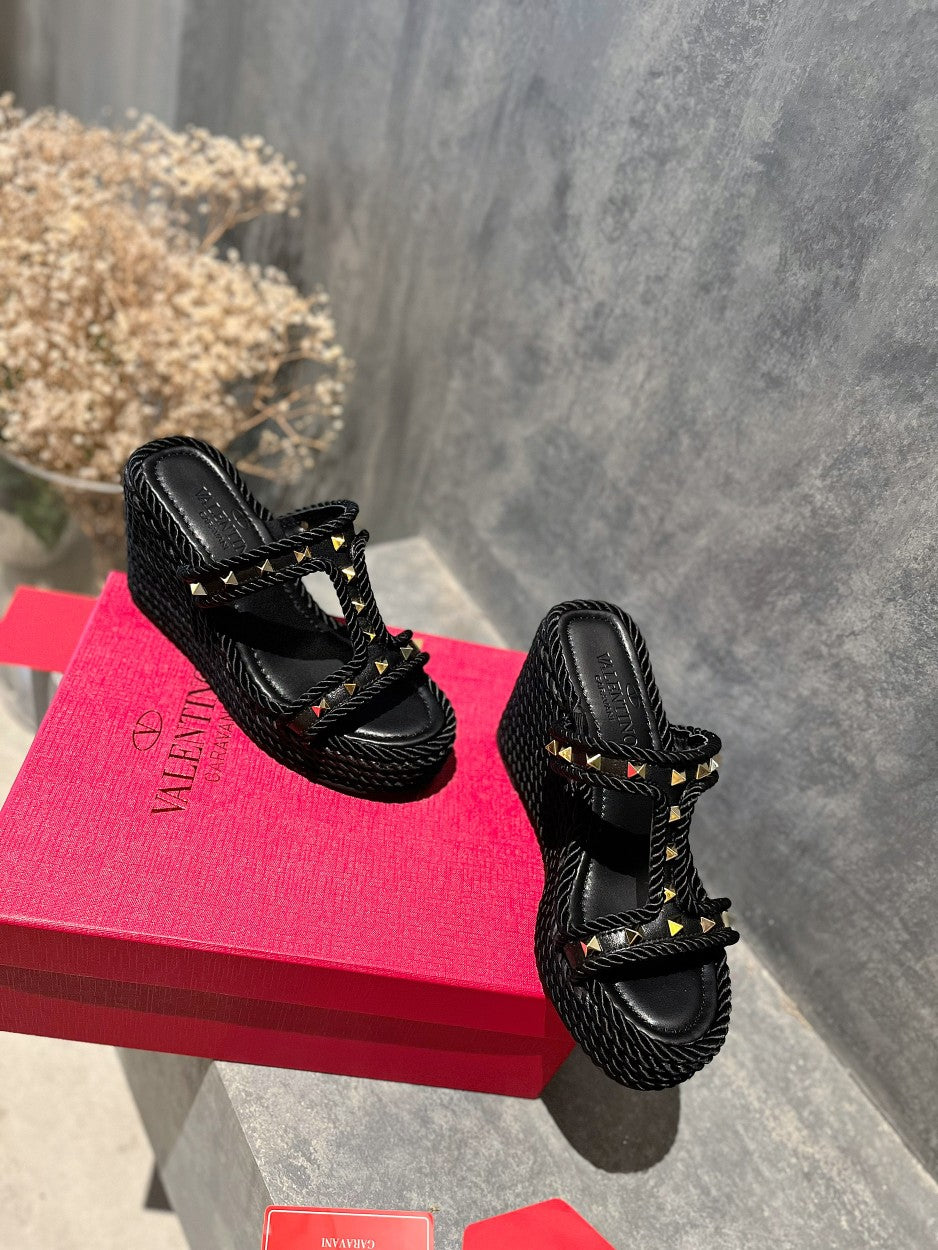 ROCKSTUD LAMINATED NAPPA WEDGE SANDAL 100 MM BLACK - 35