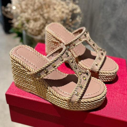 ROCKSTUD LAMINATED NAPPA WEDGE SANDAL 100 MM ROSE BROWN - 35