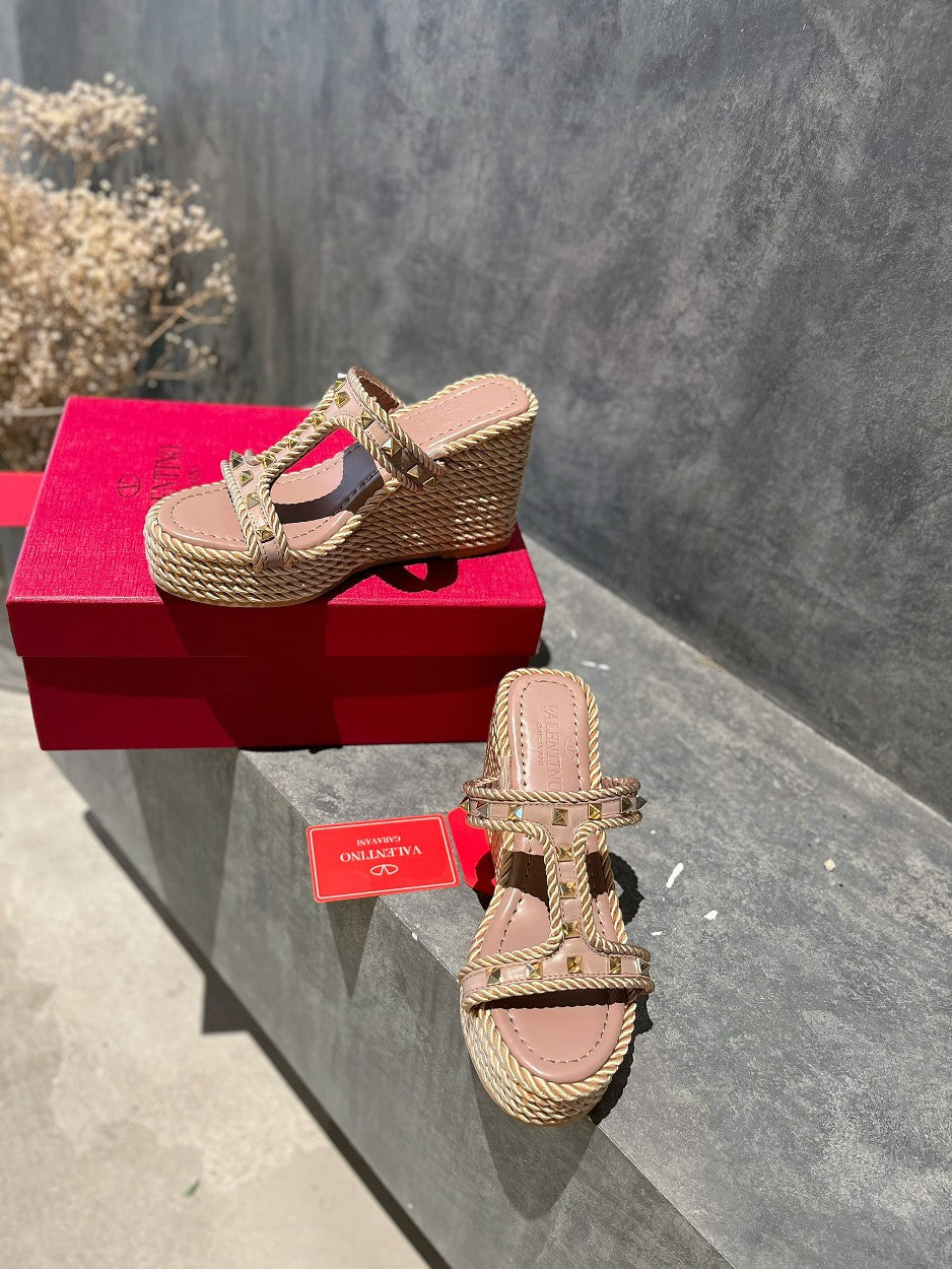 ROCKSTUD LAMINATED NAPPA WEDGE SANDAL 100 MM ROSE BROWN - 35