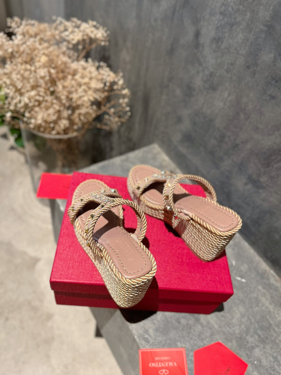 ROCKSTUD LAMINATED NAPPA WEDGE SANDAL 100 MM ROSE BROWN - 35