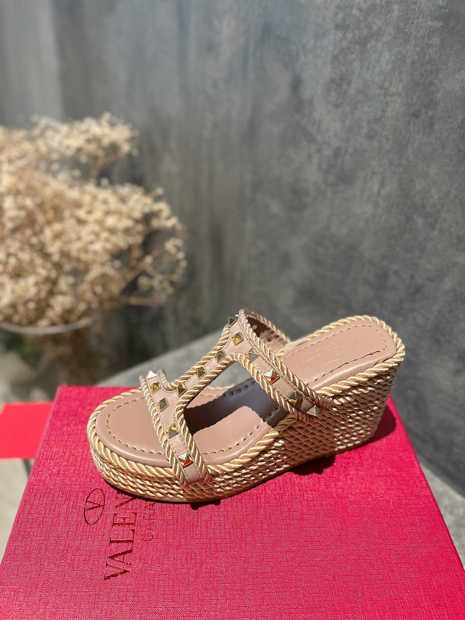 ROCKSTUD LAMINATED NAPPA WEDGE SANDAL 100 MM ROSE BROWN - 35