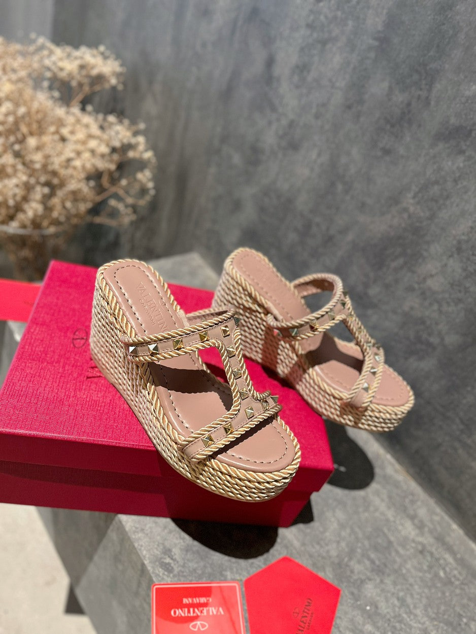 ROCKSTUD LAMINATED NAPPA WEDGE SANDAL 100 MM ROSE BROWN - 35