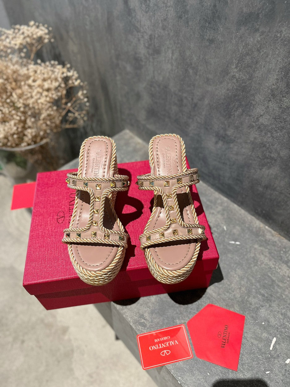 ROCKSTUD LAMINATED NAPPA WEDGE SANDAL 100 MM ROSE BROWN - 35