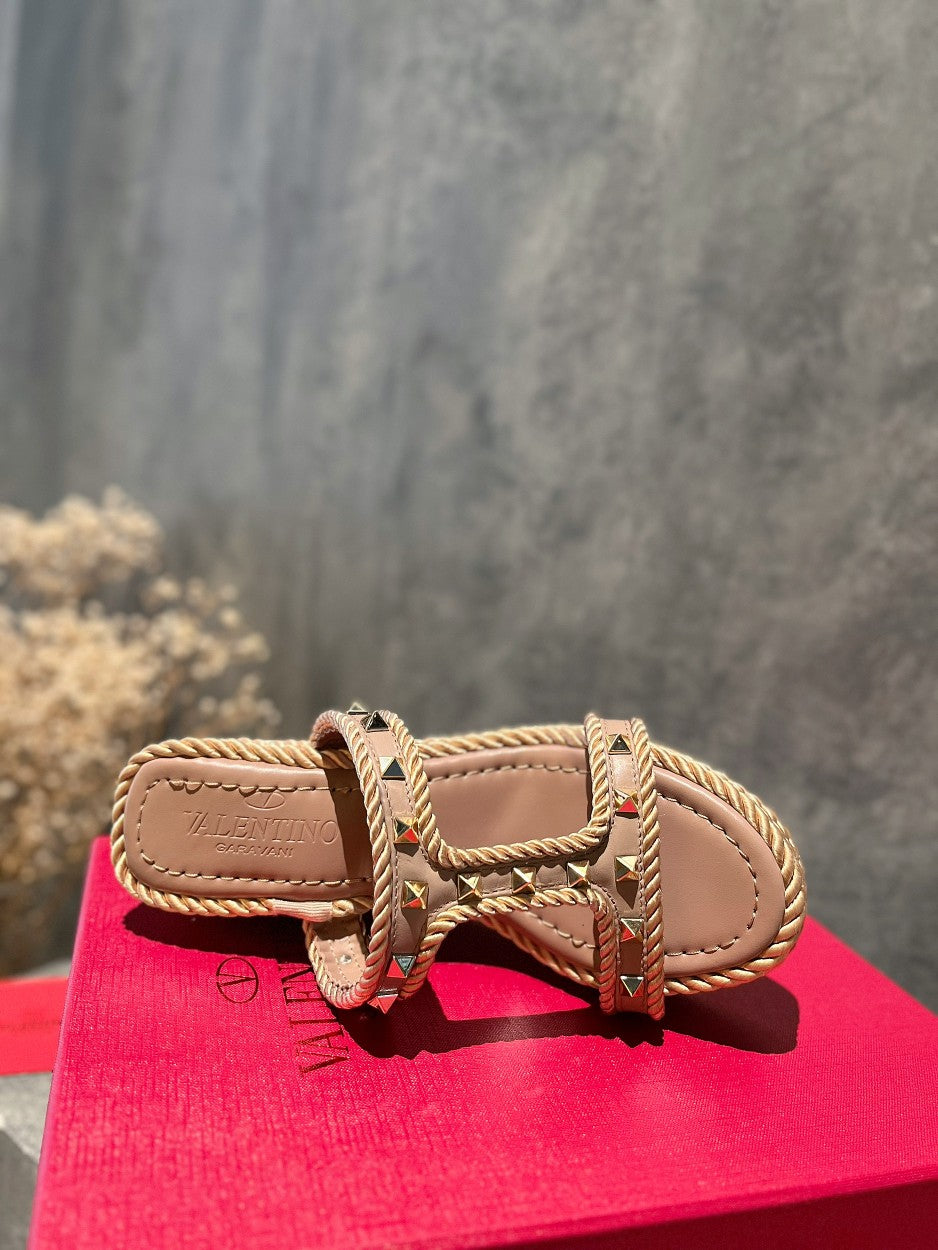 ROCKSTUD LAMINATED NAPPA WEDGE SANDAL 100 MM ROSE BROWN - 35