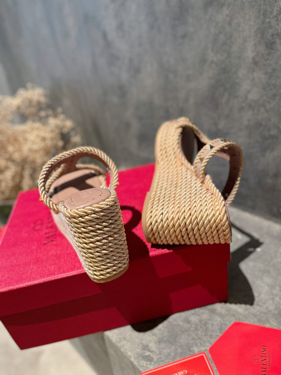 ROCKSTUD LAMINATED NAPPA WEDGE SANDAL 100 MM ROSE BROWN - 35