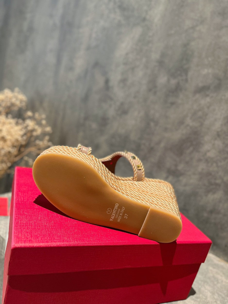 ROCKSTUD LAMINATED NAPPA WEDGE SANDAL 100 MM ROSE BROWN - 35