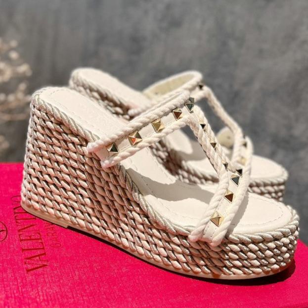 ROCKSTUD LAMINATED NAPPA WEDGE SANDAL 100 MM WHITE - 35