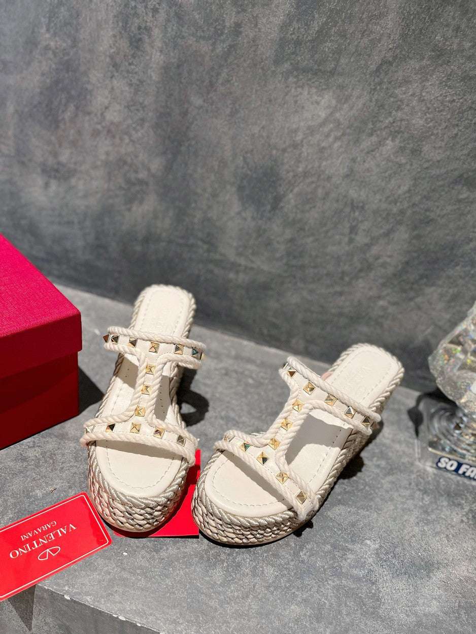 ROCKSTUD LAMINATED NAPPA WEDGE SANDAL 100 MM WHITE - 35