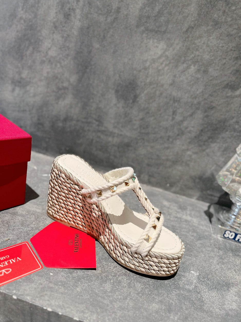 ROCKSTUD LAMINATED NAPPA WEDGE SANDAL 100 MM WHITE - 35