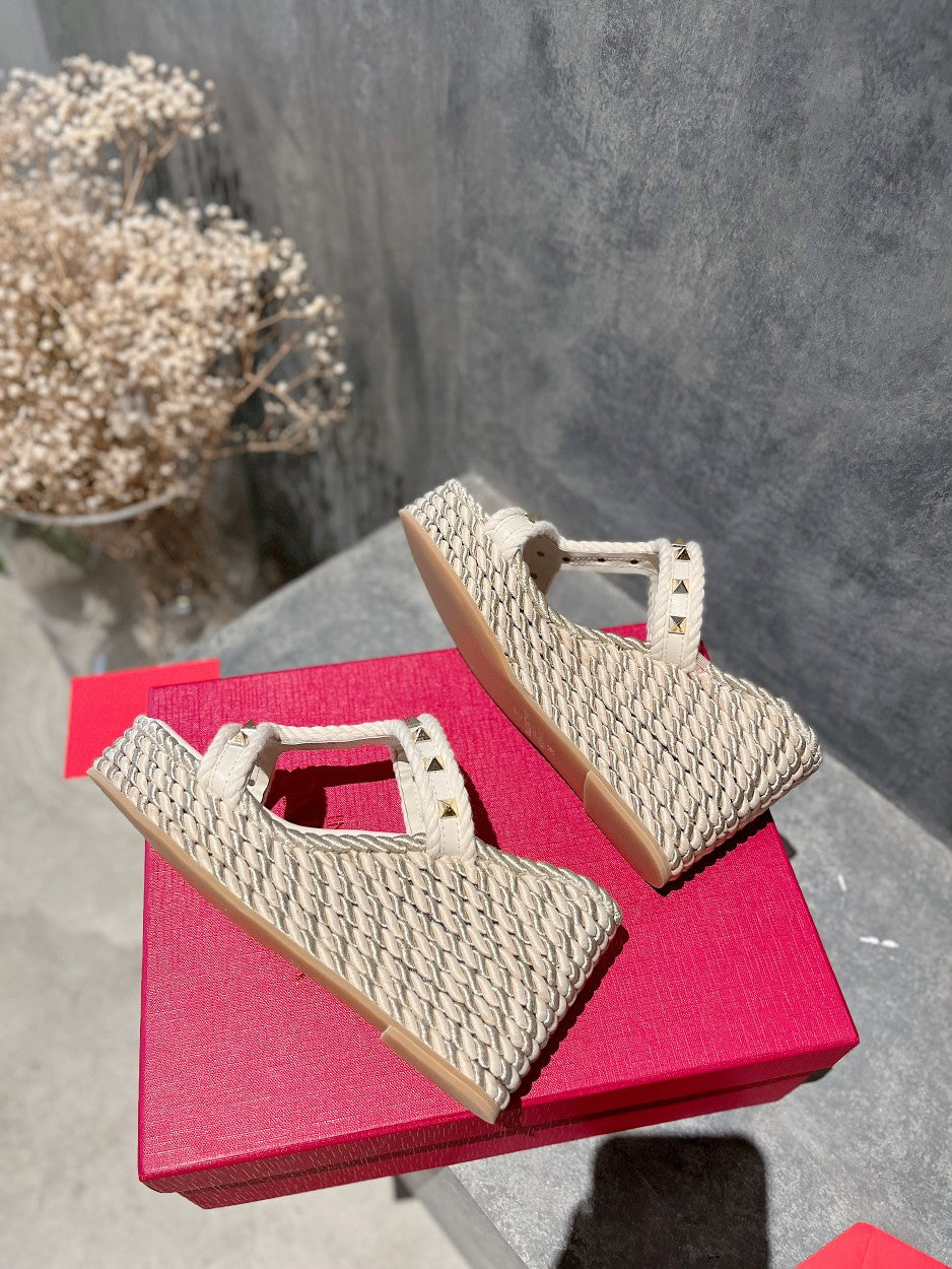 ROCKSTUD LAMINATED NAPPA WEDGE SANDAL 100 MM WHITE - 35