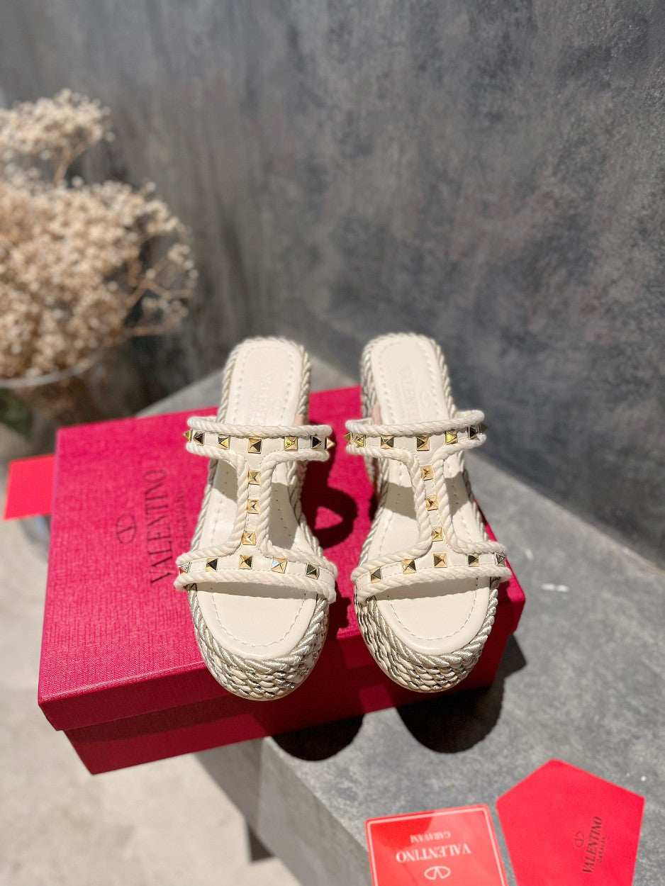 ROCKSTUD LAMINATED NAPPA WEDGE SANDAL 100 MM WHITE - 35