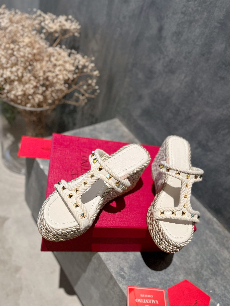 ROCKSTUD LAMINATED NAPPA WEDGE SANDAL 100 MM WHITE - 35
