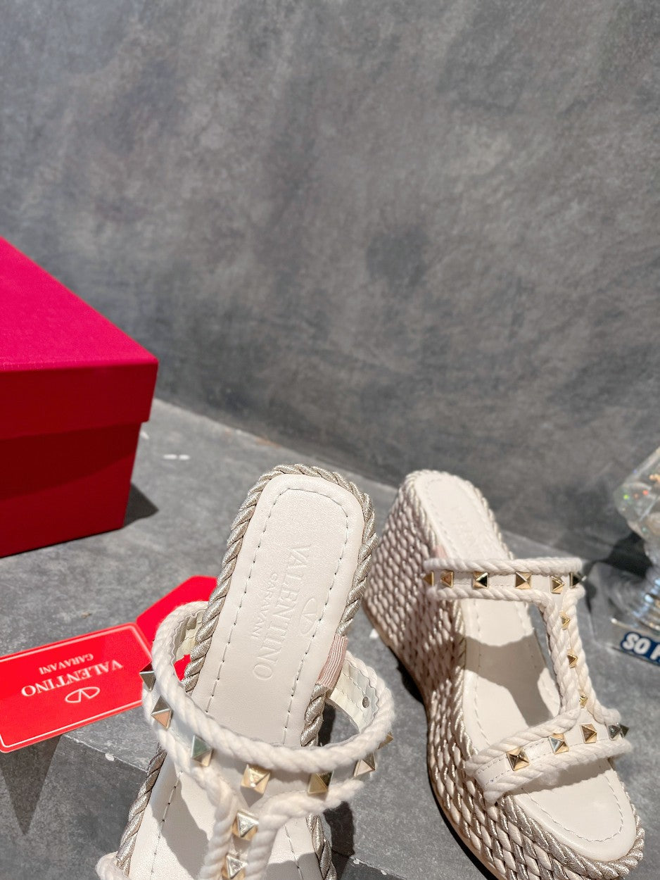 ROCKSTUD LAMINATED NAPPA WEDGE SANDAL 100 MM WHITE - 35
