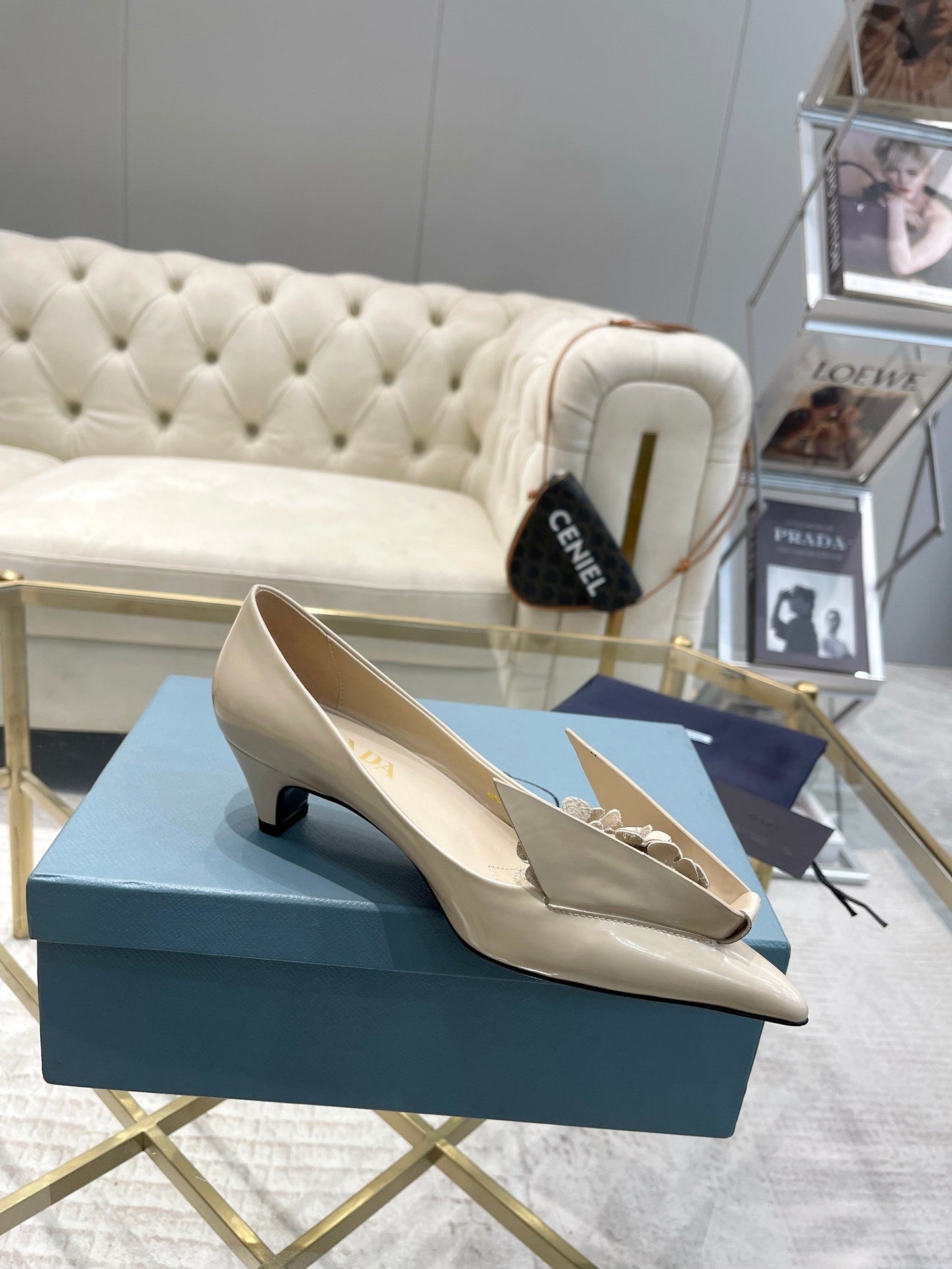 MEDIUM HEEL PUMPS IN BEIGE PATENT CALFSKIN ATTACHED CREATIVE FLOWERS - 34