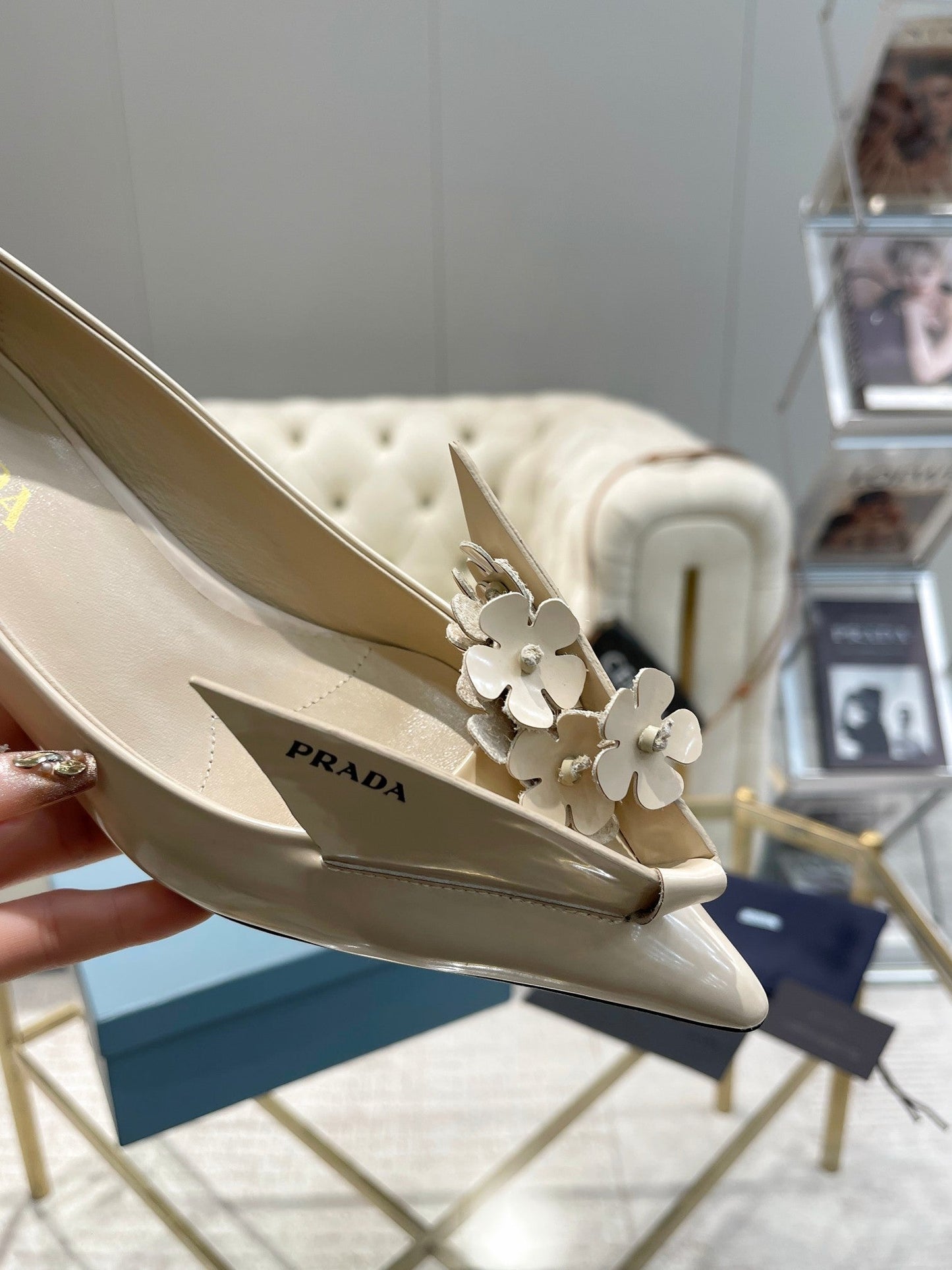 MEDIUM HEEL PUMPS IN BEIGE PATENT CALFSKIN ATTACHED CREATIVE FLOWERS - 34