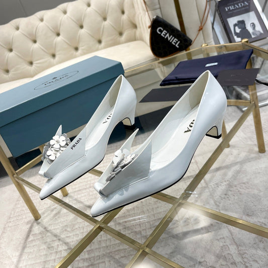 MEDIUM HEEL PUMPS IN WHITE PATENT CALFSKIN ATTACHED CREATIVE FLOWERS - 34