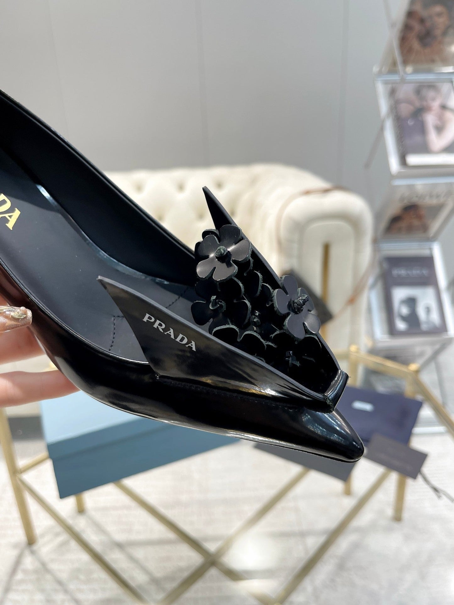 MEDIUM HEEL PUMPS ATTACHED CREATIVE FLOWERS IN BLACK PATENT CALFSKIN - 34