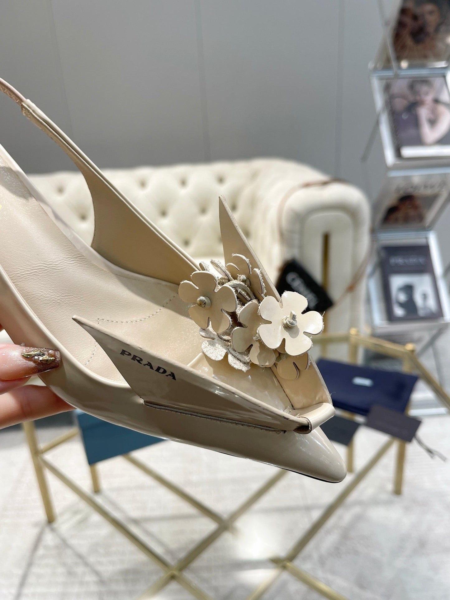 MEDIUM HEEL SLINGBACK ATTACHED CREATIVE FLOWERS IN BEIGE PATENT CALFSKIN - 34