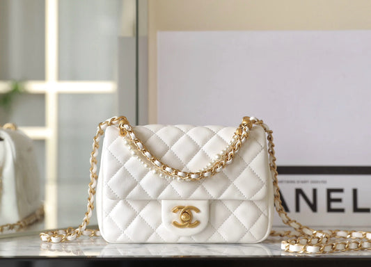CHANEL 25S СУМКА FLAP BAG 17 СМ З БІЛОЇ ОВЧИНИ З ПЕРЛОВИМ РЕМІНЦЕМ ТА ЗОЛОТОЮ ФУРНІТУРОЮ