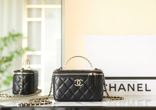 CHANEL 25S СУМКА-КЕЙС 17 СМ З ЧОРНОЇ ОВЧИНОЇ З РЕМІНЦЕМ З ПЕРЛИН