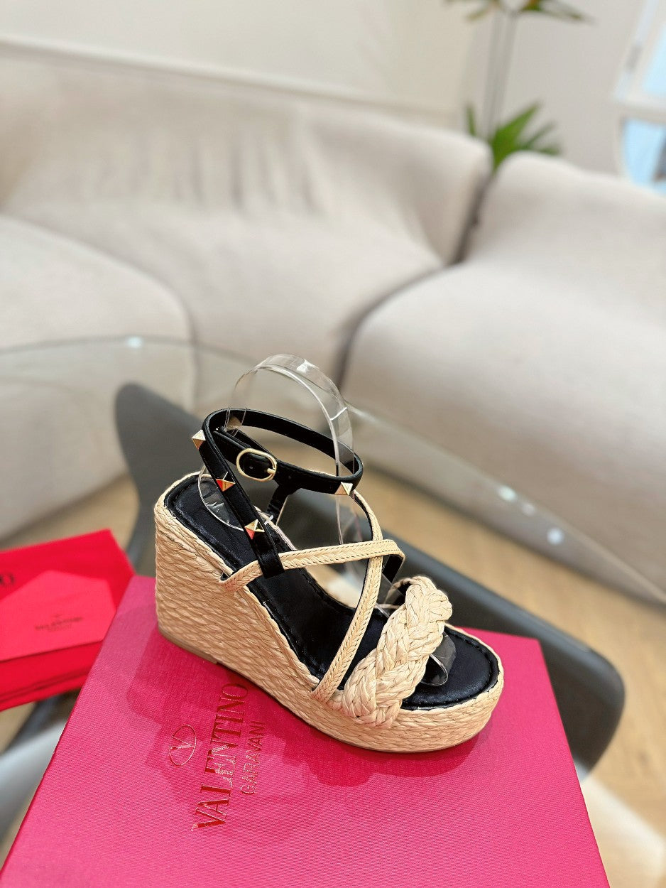 GARAVANI ROCKSTUD WEDGE SANDALS IN BLACK CALFSKIN AND BEIGE RAFFIA - 35