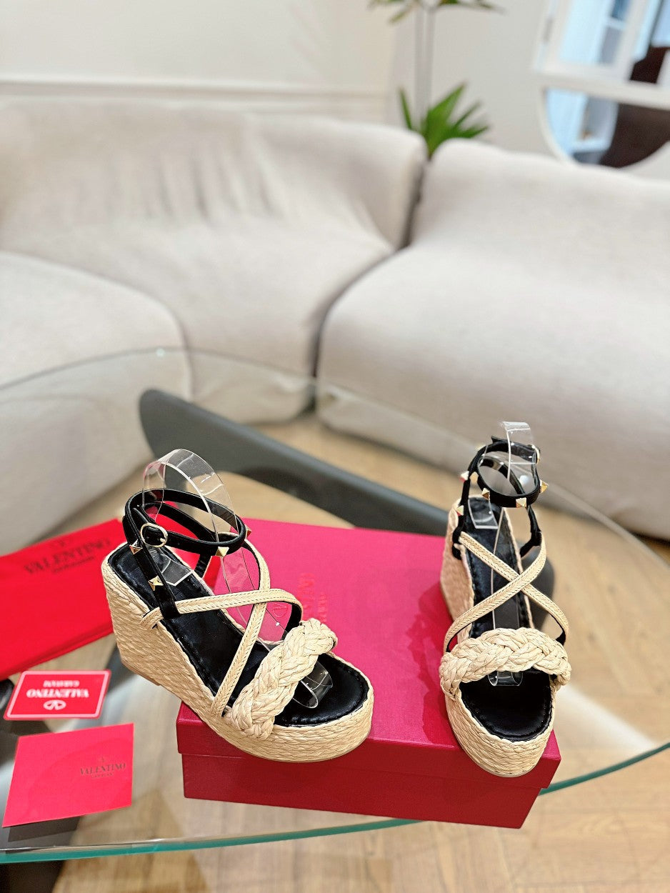 GARAVANI ROCKSTUD WEDGE SANDALS IN BLACK CALFSKIN AND BEIGE RAFFIA - 35