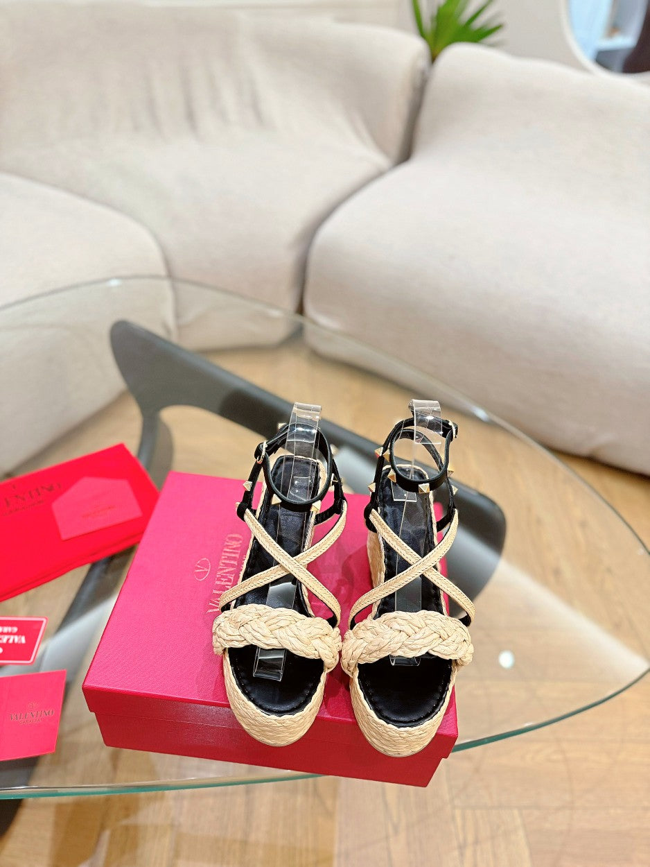 GARAVANI ROCKSTUD WEDGE SANDALS IN BLACK CALFSKIN AND BEIGE RAFFIA - 35