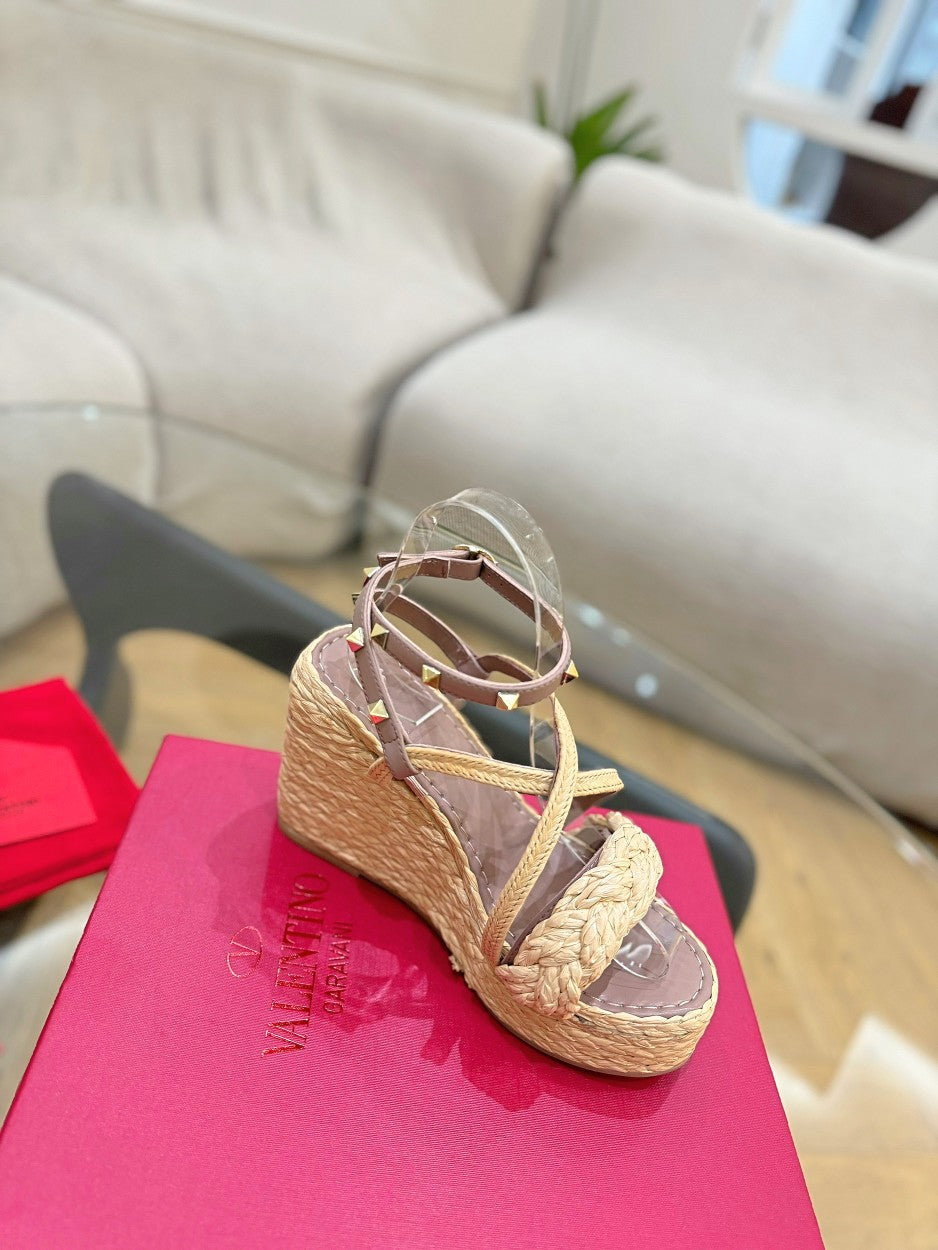 GARAVANI ROCKSTUD WEDGE SANDALS IN ROSY BROWN CALFSKIN AND BEIGE RAFFIA - 35